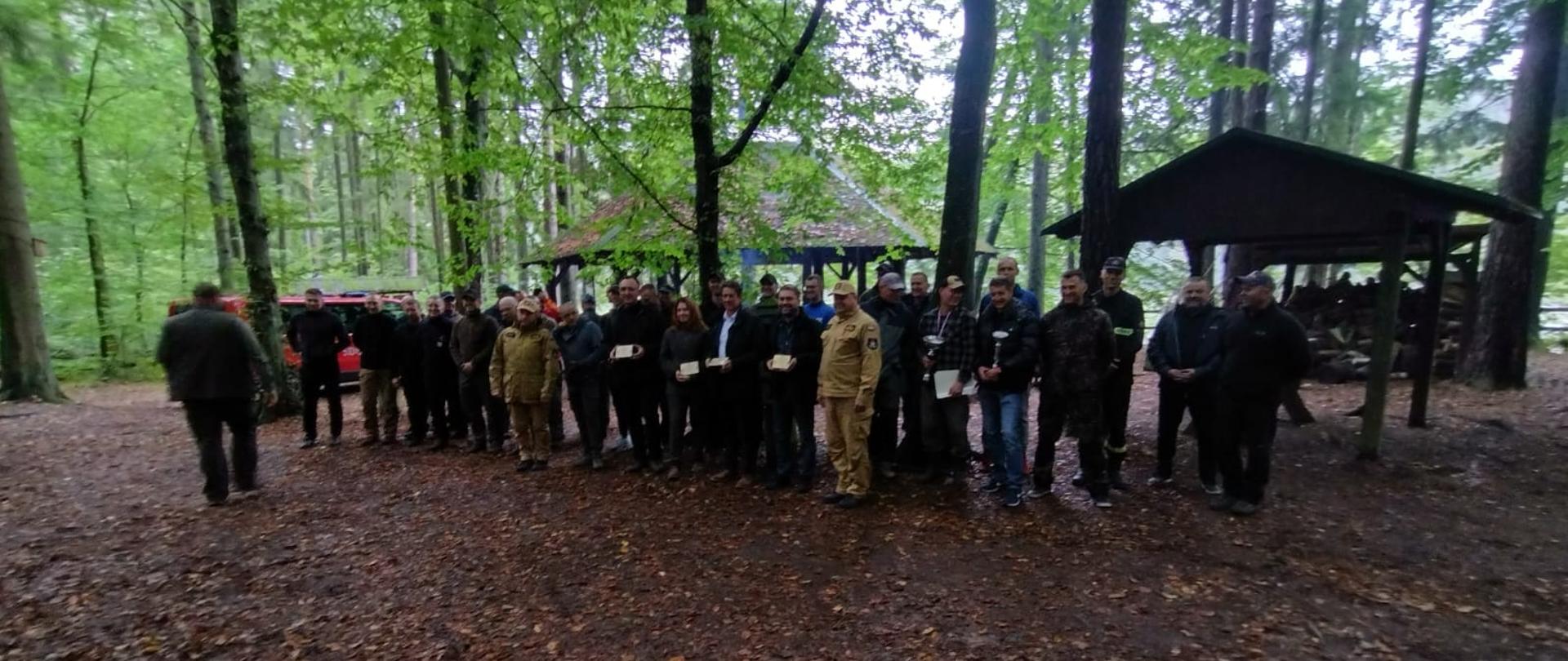 Zawody wędkarskie strażaków PSP „Braniewski Drapieżnik 2023”, na zdjęciu uczestnicy zawodów.