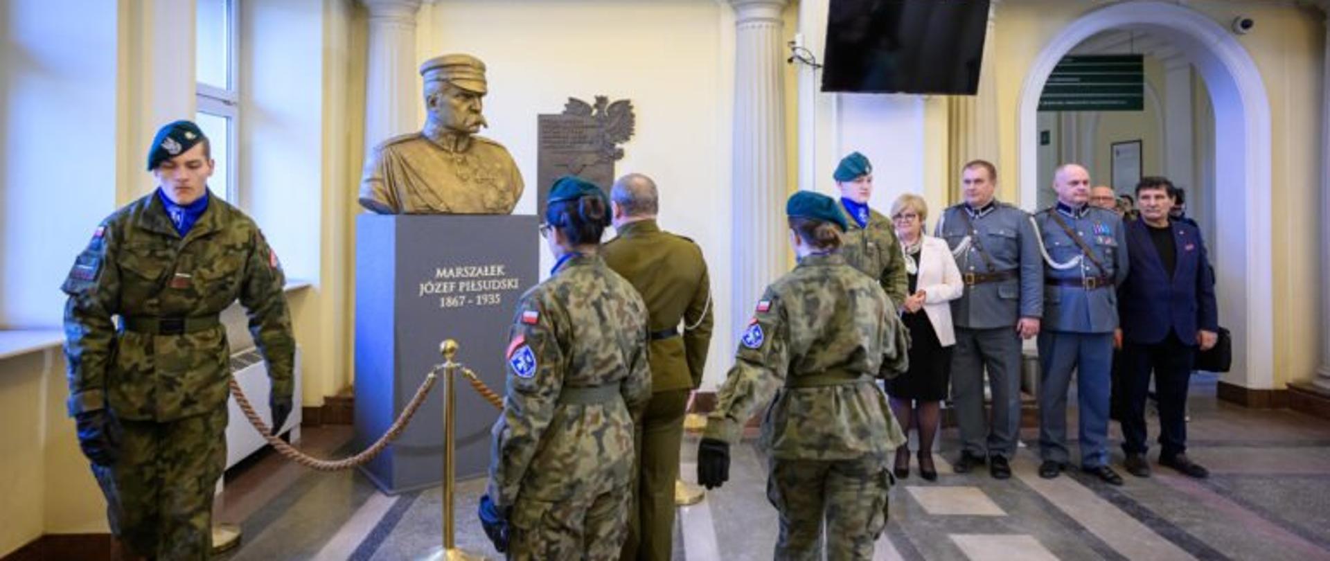 Popiersie Marszałka Józefa Piłsudskiego eksponowane w Podkarpackim Urzędzie Wojewódzkim