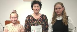 Zdjęcie przedstawia stojące razem uczennice - Monika Weis i Teresa Ksoll z naucz. Dianą Gabor