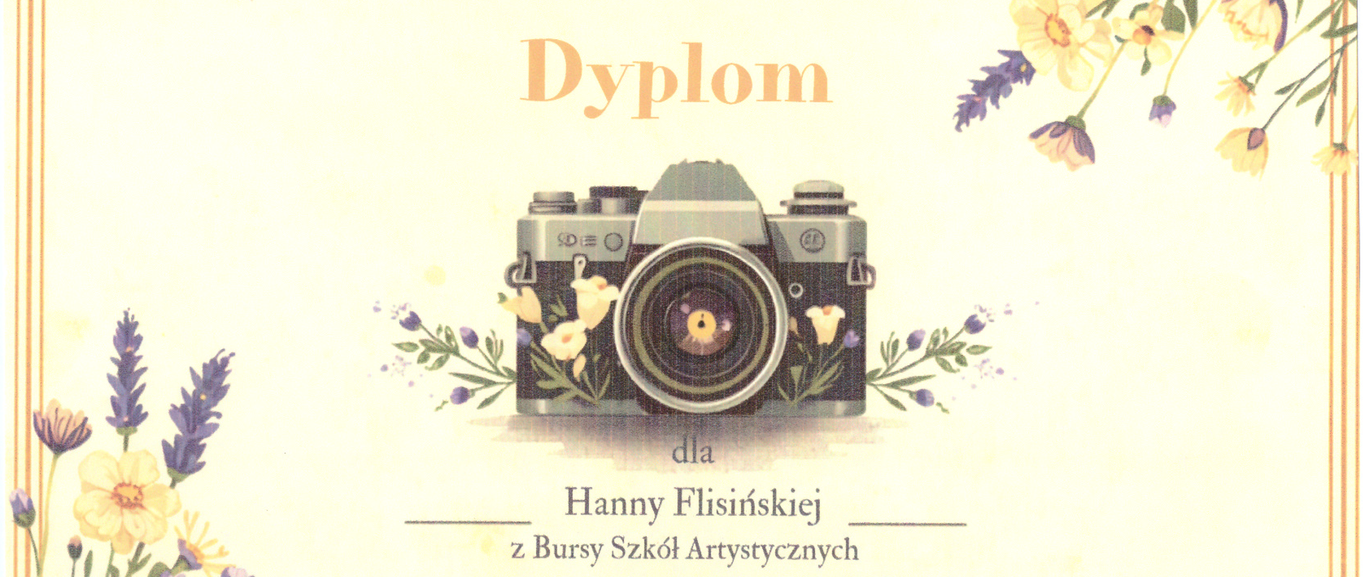 Na kremowym tle jest dyplom. Na górze logo Bursy Szkolnej nr 2, a niżej napis Dyplom, pod nim rysunek aparatu fotograficznego ozdobionego kwiatami, niżej napis: "dla Hanny Flisińskiej z Bursy Szkół Artystycznych za zajęcie II miejsca ex aequo w konkursie fotograficznym "Wiosna, ach to Ty". 26 maja 2026". W prawym dolnym rogu jest pieczęć Dyrektor Bursy Szkolnej nr 2 w Lublinie Renata Bielecka oraz trzy podpisy. W prawym górnym rogu i w lewym dolnym rogu są bukiety żółtych i fioletowych kwiatów.