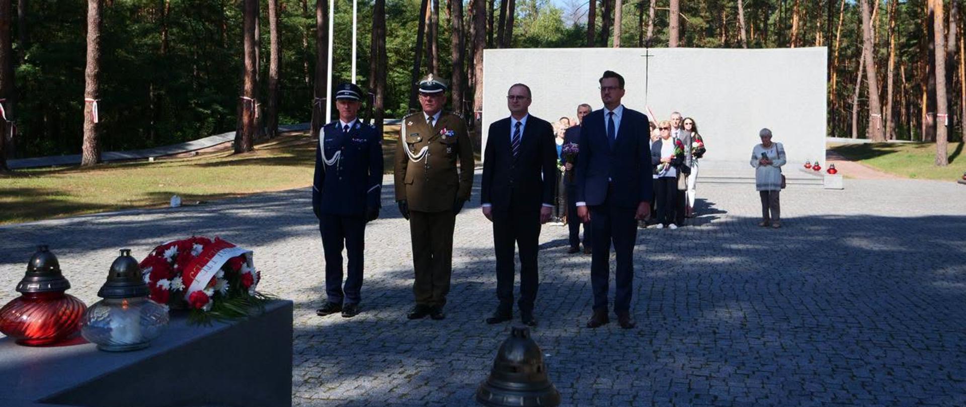 Składanie wieńca przez przedstawicieli Ambasady
