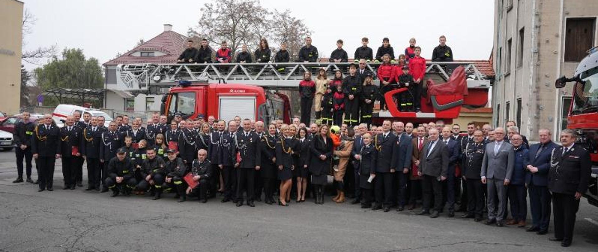 Uroczyste wręczenie promes dla Młodzieżowych Drużyn Pożarniczych OSP powiatu nyskiego.
