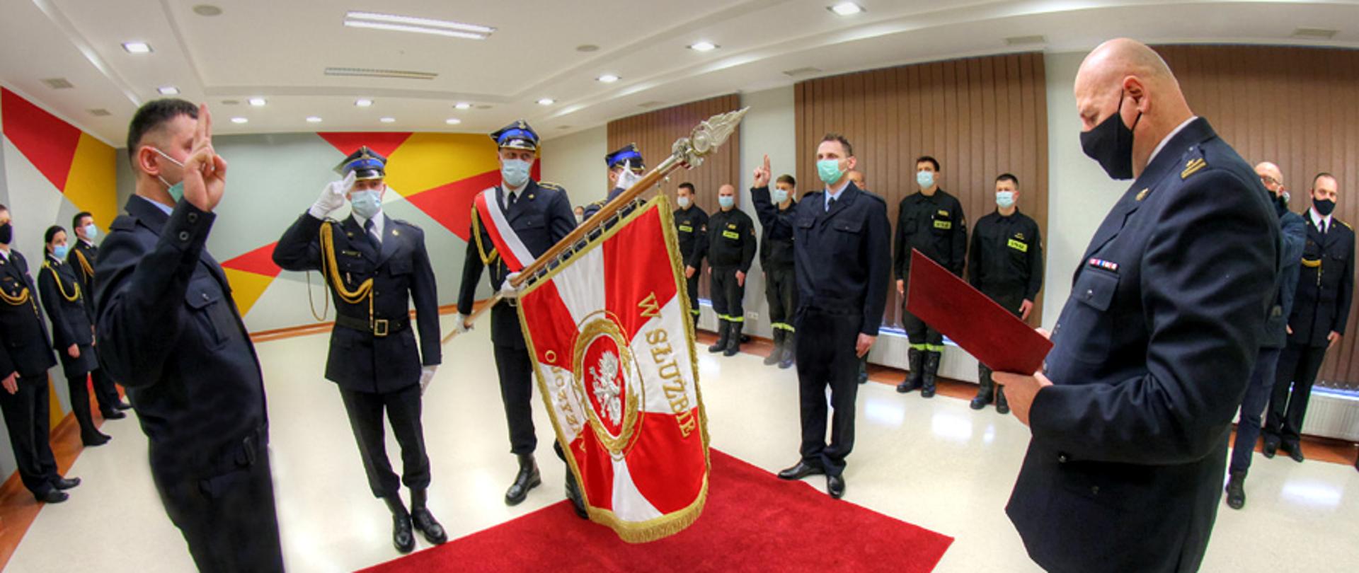 Na zdjęciu Komendant Powiatowy, Poczet ze Sztandarem KP PSP Wałcz oraz ślubujący strażacy.