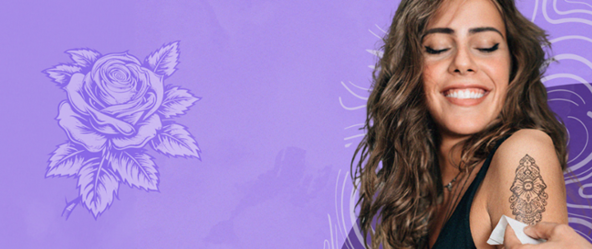 Uśmiechnięta dziewczyna patrzy na swój nowy tatuaż wykonany henną.