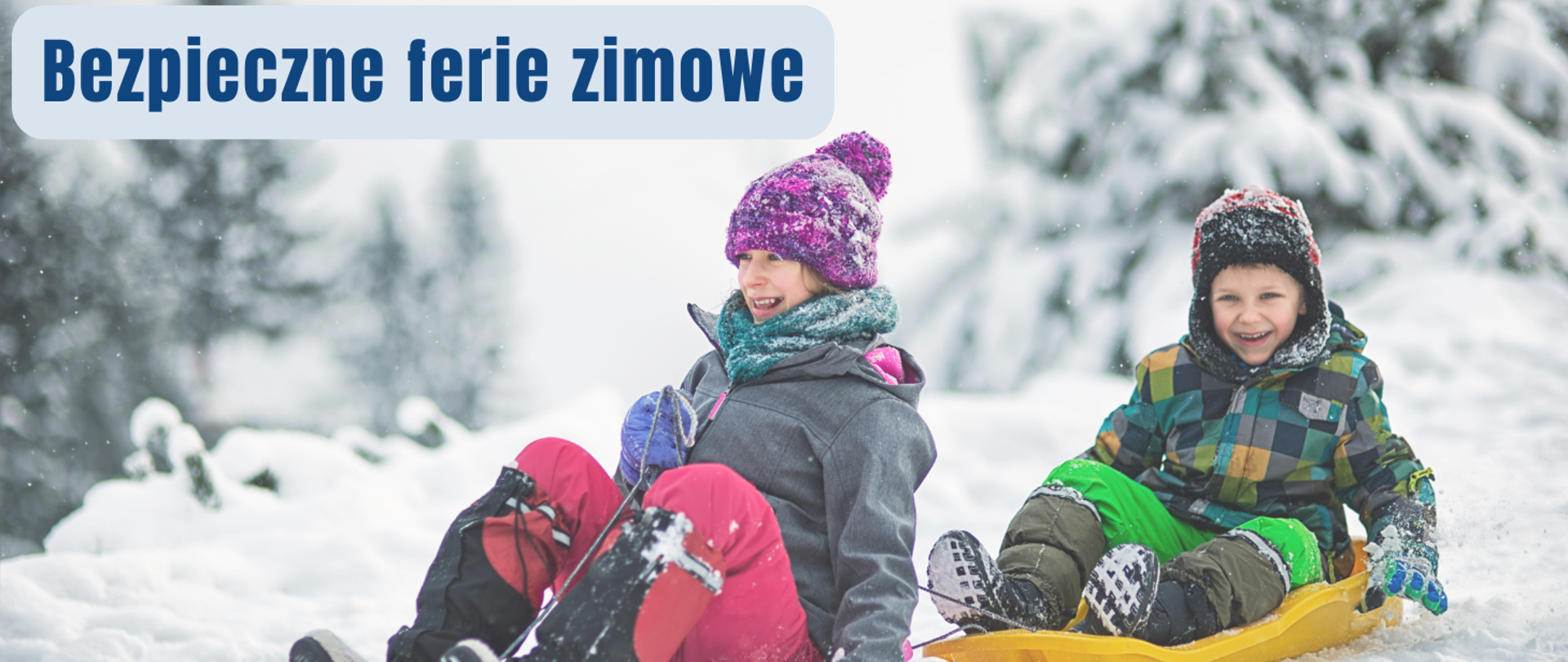 Dwójka dzieci na sankach