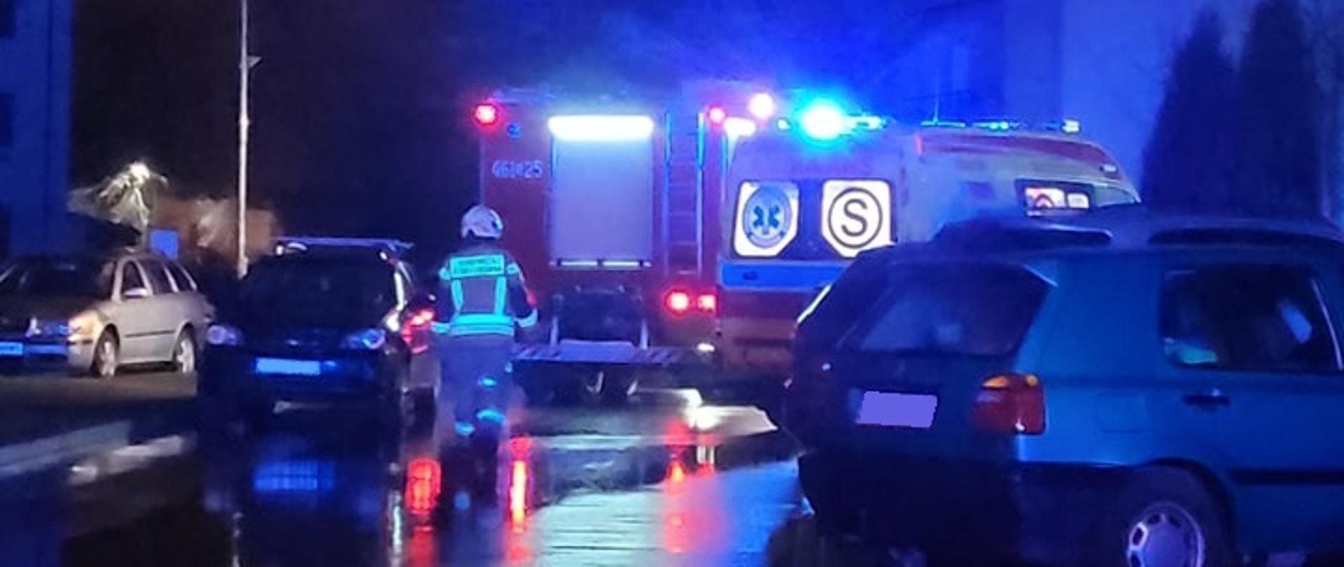 Na zdjęciu strażak wóz strażacki i karetka