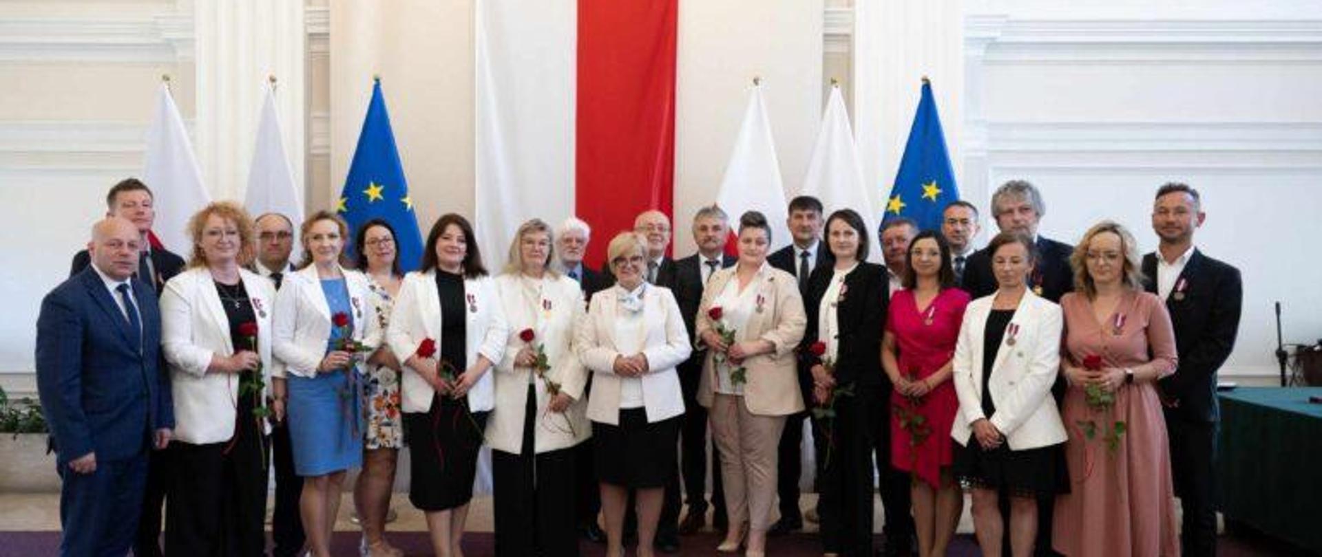 Osoby odznaczone podczas uroczystości w urzędzie wojewódzkim