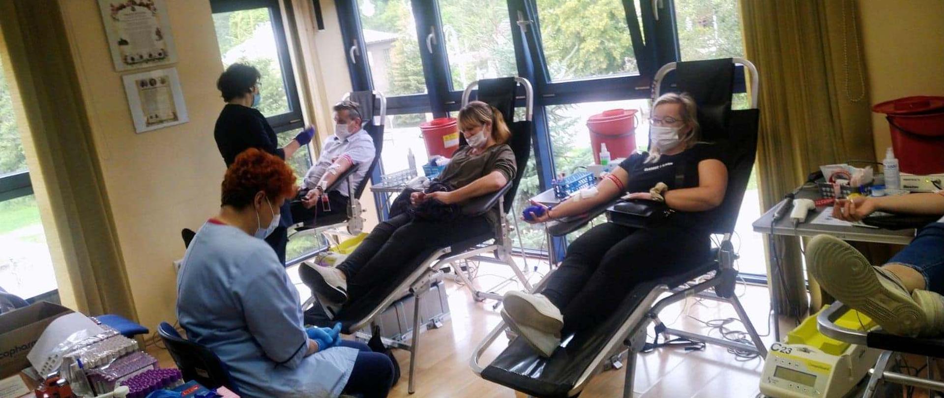 Krwiodawcy na fotelach oddają krew