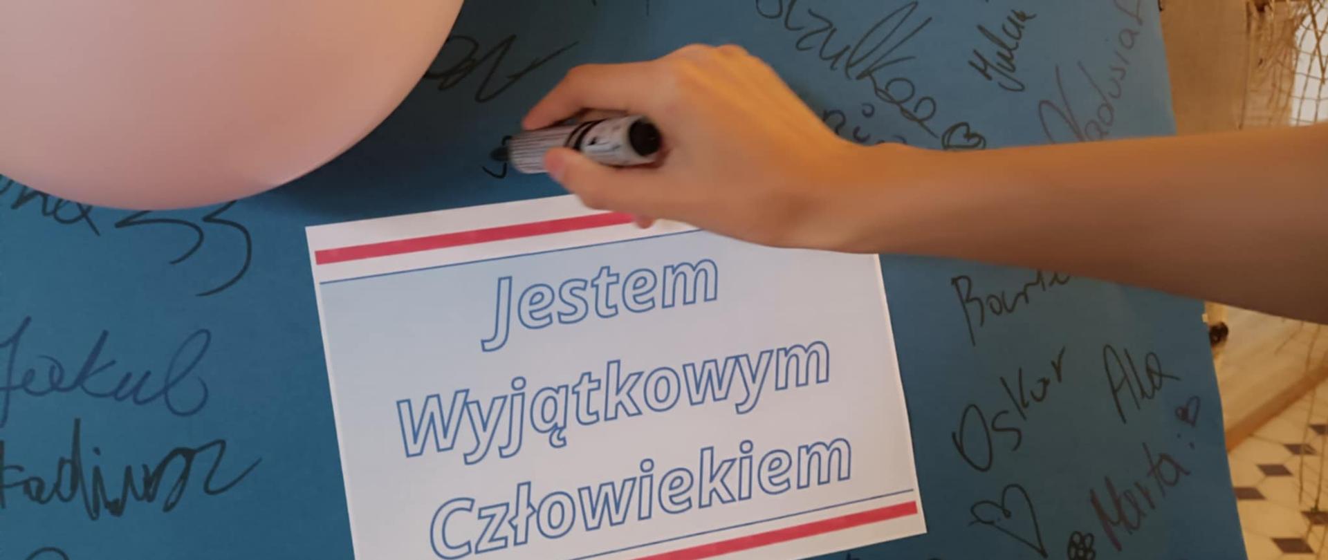 Proste lecz wymowne hasło miało na celu wzmocnienie poczucia własnej wartości