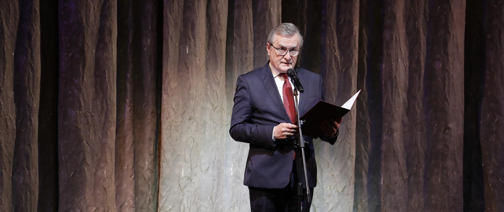 Wicepremier prof. Piotr Gliński wziął udział w premierze filmu „Położna”, fot. Danuta Matloch