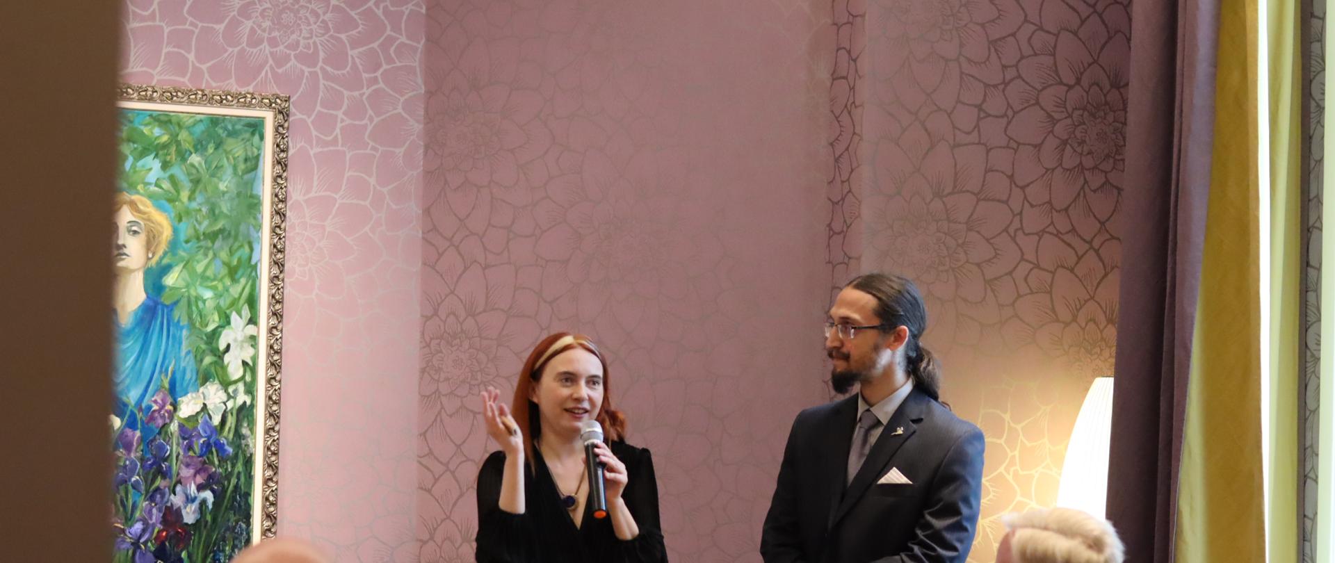 Na tle portretu Dagne Juel Przybyszewskiej stoją przedstawiciele Fundacji Nomina Rosae. 