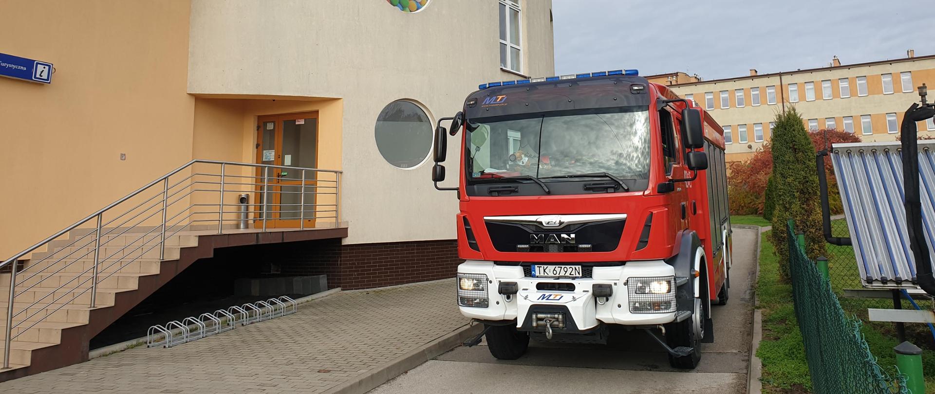 Pożar na dachu pływalni Wodny Raj w Kazimierzy Wielkiej.