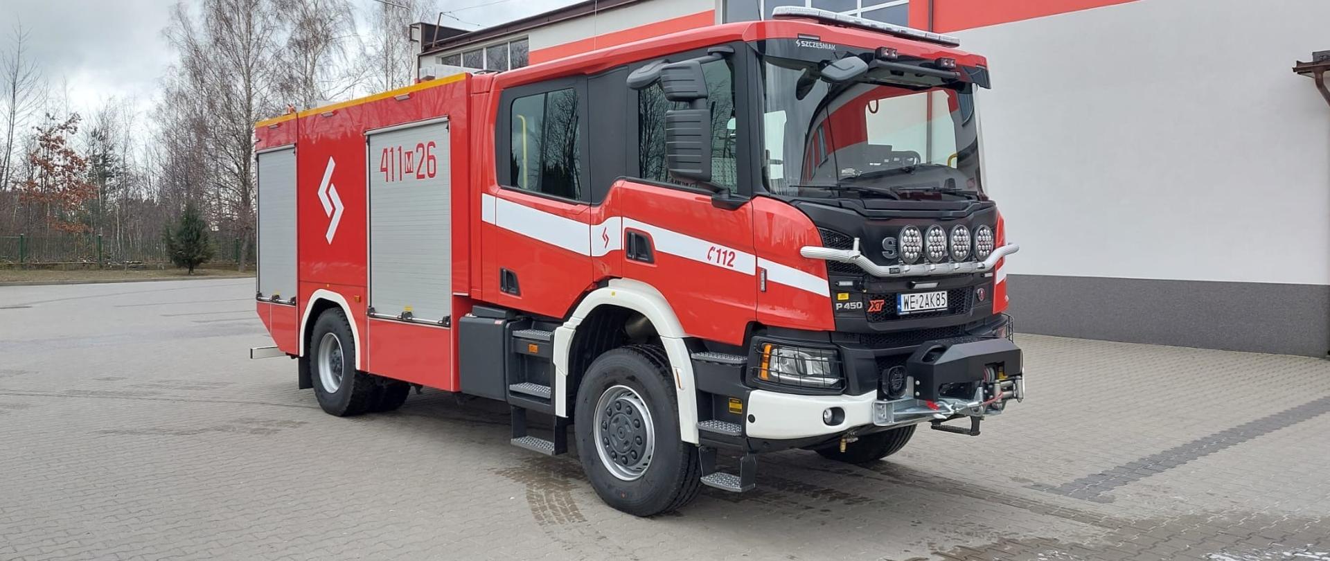 Nowy wóz strażacki Komendy Powiatowej PSP w Ciechanowie na terenie jednostki KP PSP w Ciechanowie