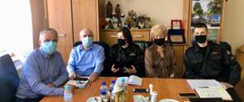 Zdjęcie przedstawia uczestników spotkania: przedstawicieli Komendy PSP i Zarządu Powiatowego