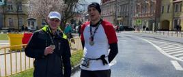 Zdjęcie przedstawia strażaków KP PSP w Wałczu na trasie 48 Maratonu Dębno