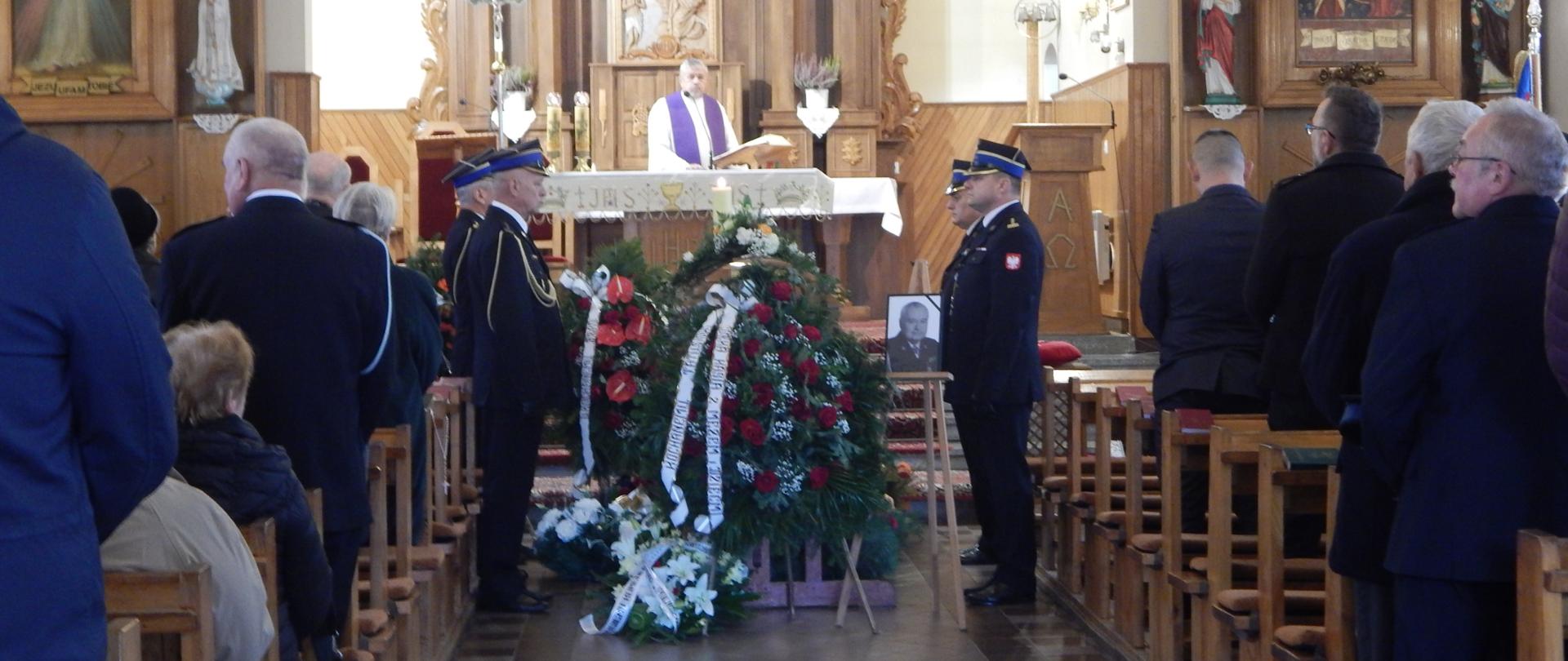 Komendanci przy trumnie