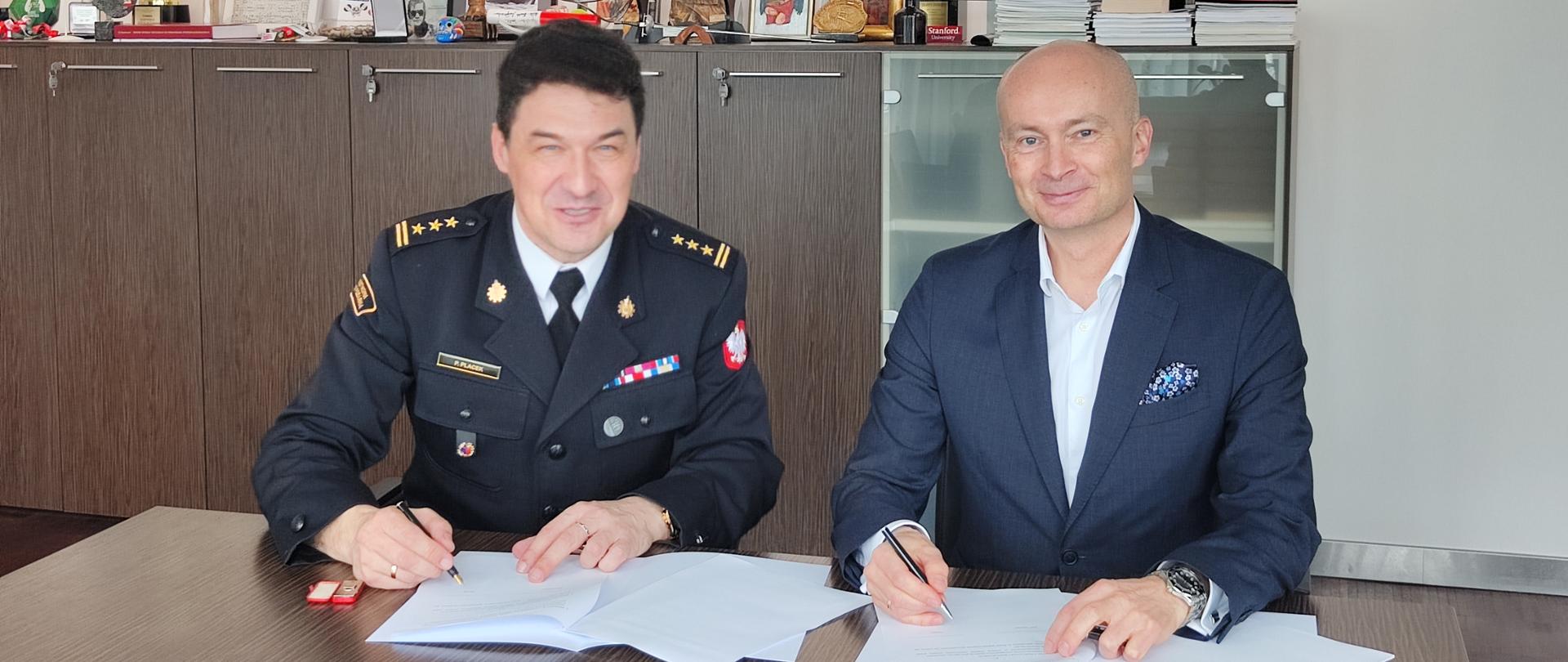 Komendant Centralnej Szkoły PSP oraz rektor Akademii Wychowania Fizycznego im. Jerzego Kukuczki w Katowicach w trakcie podpisywania porozumienia