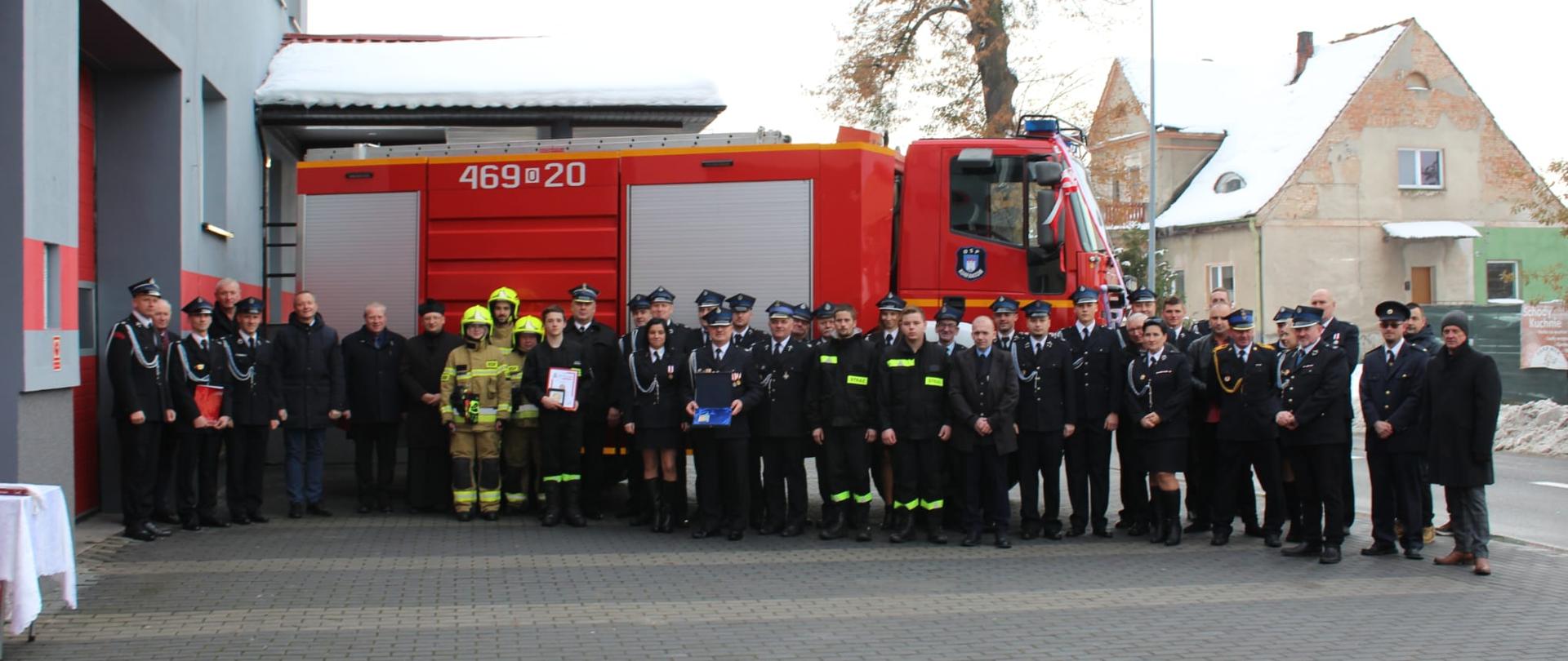 Zdjęcie grupowe druhów OSP Korfantów z nowym samochodem pożarniczym.