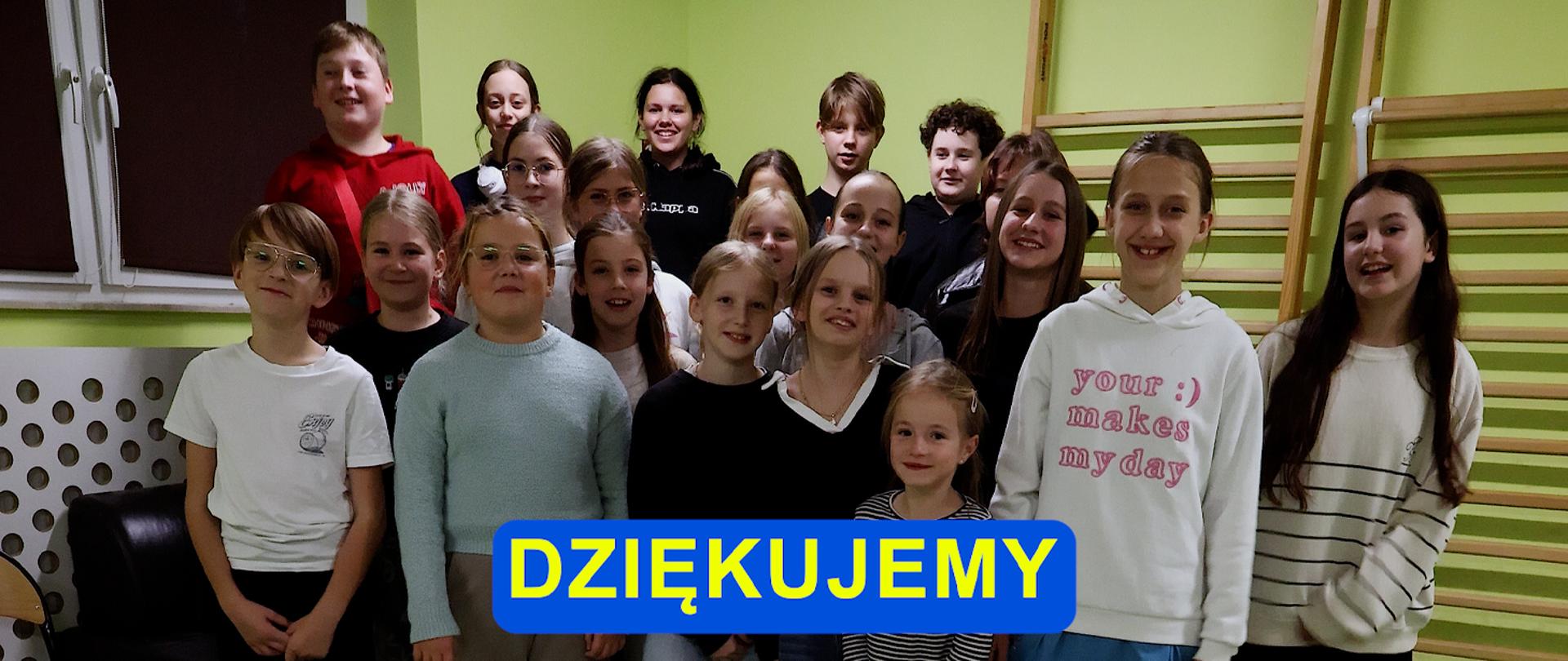 Na zdjęciu stoi grupa kilkunastu dzieci, na dole napis dziękujemy.