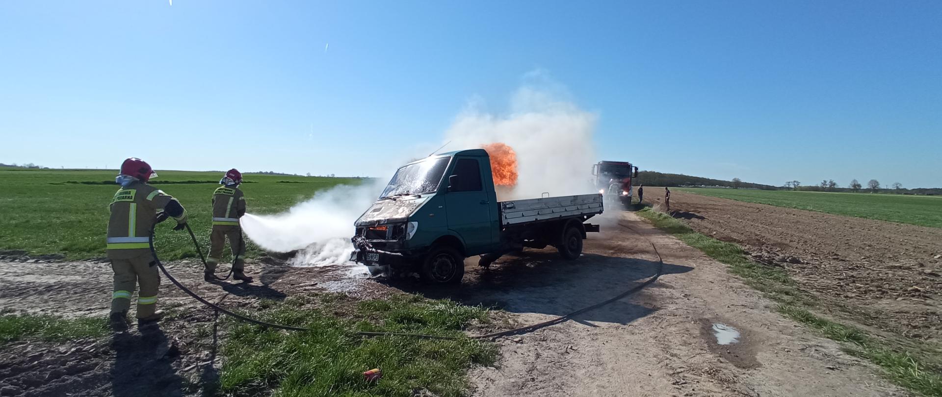 Pożar samochodu dostawczego w okolicach miejscowości Woźniki