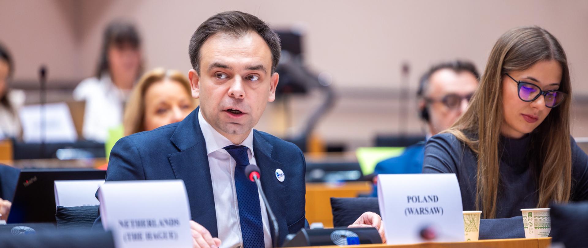 Minister Finansów i Gospodarki Andrzej Domański oraz Małgorzata Krok podczas posiedzenia Komisji Rynku Wewnętrznego i Ochrony Konsumentów (IMCO)