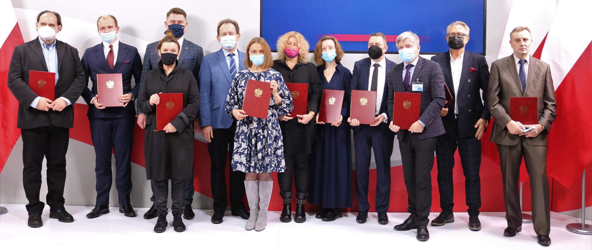 Powołanie nowych członków Zespołu doradczego ds. programu „Społeczna Odpowiedzialność Nauki” oraz działalności upowszechniającej naukę z udziałem wiceministra Włodzimierza Bernackiego, wiceminister Włodzimierz Bernacki w towarzystwie członków zespołu.