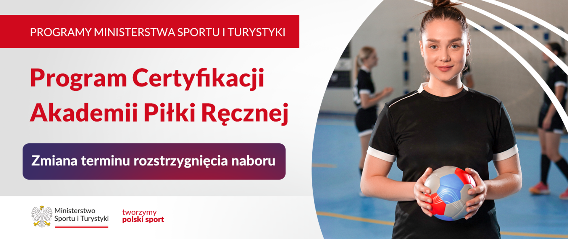 Grafika Programu Certyfikacji Akademii Piłki Ręcznej. Po prawej stronie zdjęcie piłkarki, po lewej stronie nazwa programu, w dolnym lewym rogu logo ministerstwa
