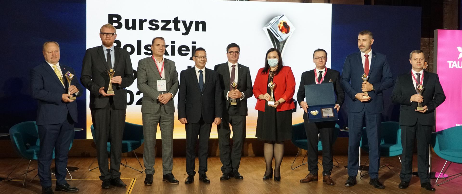 uczestnicy uroczystości prezentują otrzymane nagrody