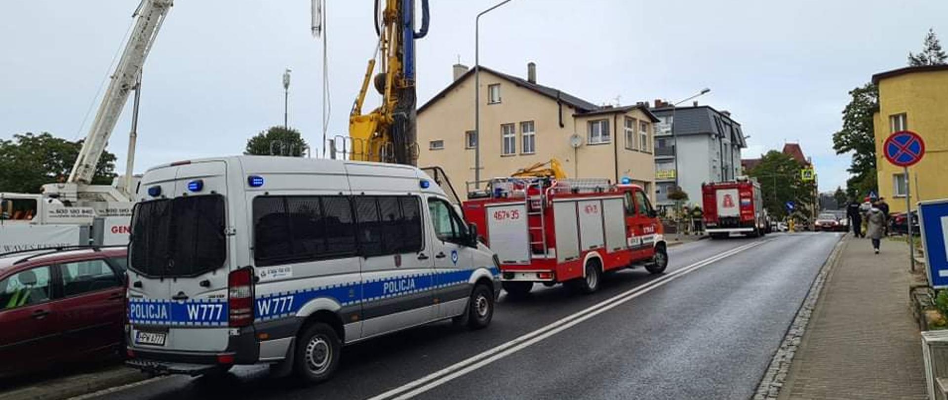 Zdjęcie przedstawia służby zabezpieczające teren na którym została uszkodzona rura z gazem.