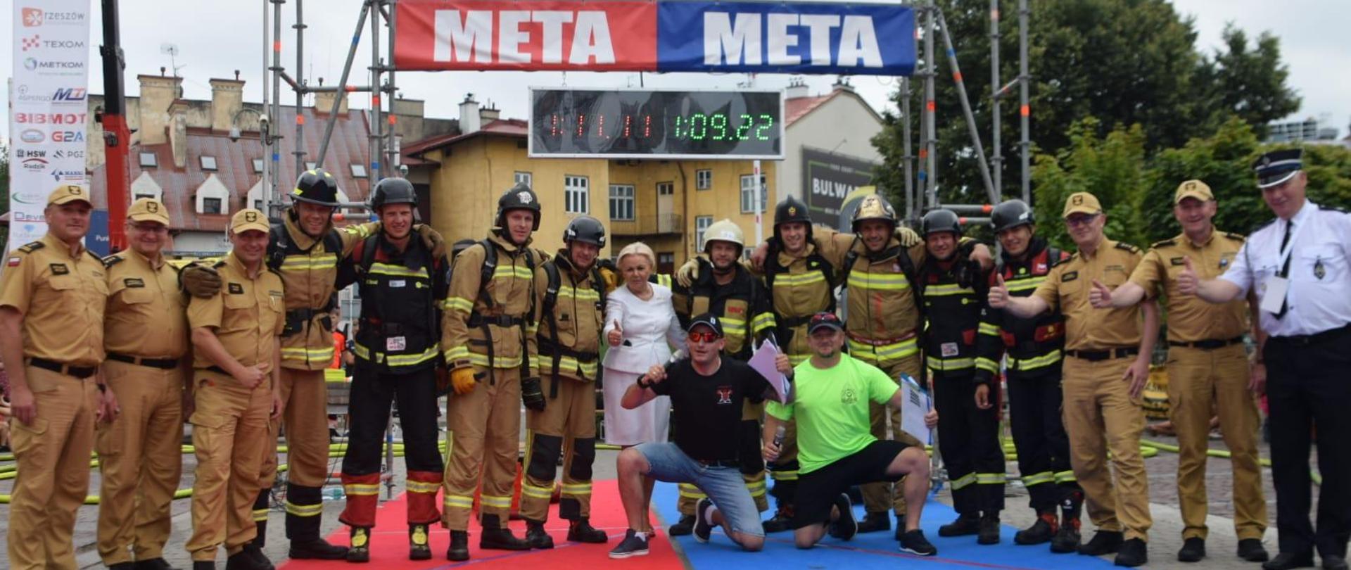 Grupowe zdjęcie zawodników z zaproszonymi gośćmi 