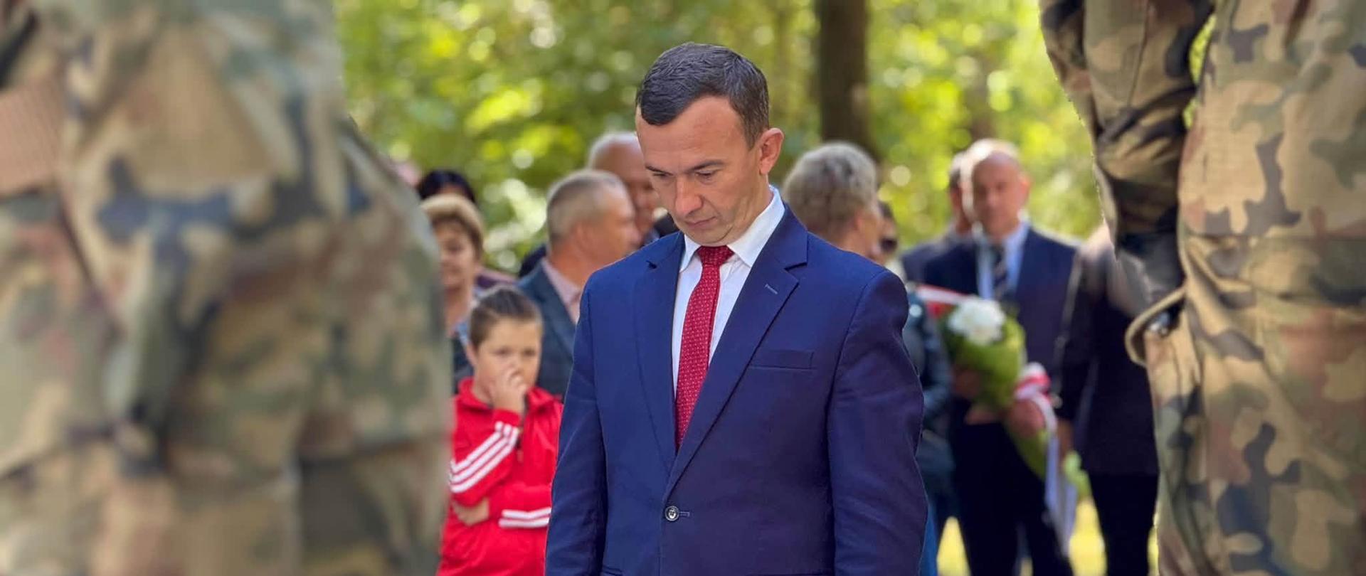 Apel Poległych w Lesie Białuckim. Wicewojewoda Mateusz Szauer oddał hołd ofiarom niemieckich zbrodni