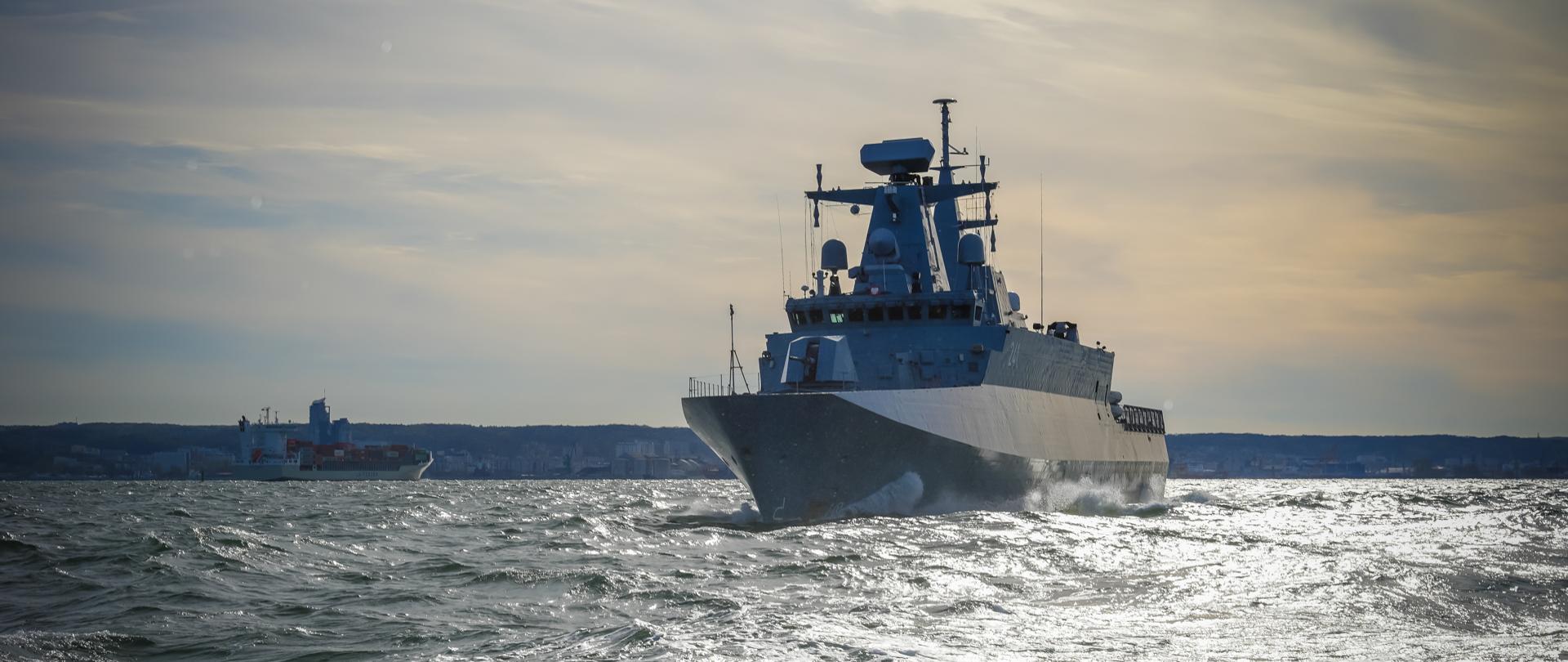 Parada Morska będzie częścią defilady wojskowej z okazji święta Wojska Polskiego 15 sierpnia 2025 r. „Dziękujemy za Waszą służbę”. To najważniejszy punkt centralnych obchodów tego święta w 105. rocznicę Bitwy Warszawskiej. Tradycyjna defilada wojskowa na warszawskiej Wisłostradzie po raz pierwszy zostanie rozszerzona o paradę morską w Helu. To unikalna okazja do zobaczenia marynarskiego sprzętu wojskowego oraz służby żołnierzy Marynarki Wojennej RP, jak również podziękowania im za ochronę polskiego morza. 