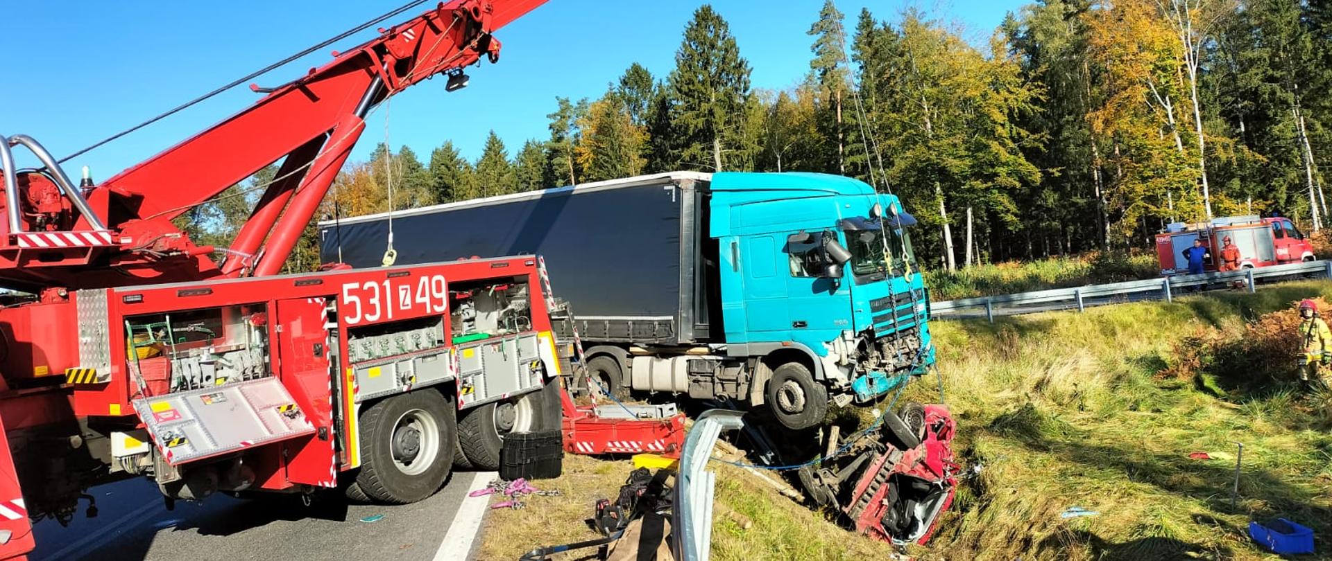 Tragiczny wypadek w powiecie goleniowskim – ciężarówka przygniotła samochód osobowy.