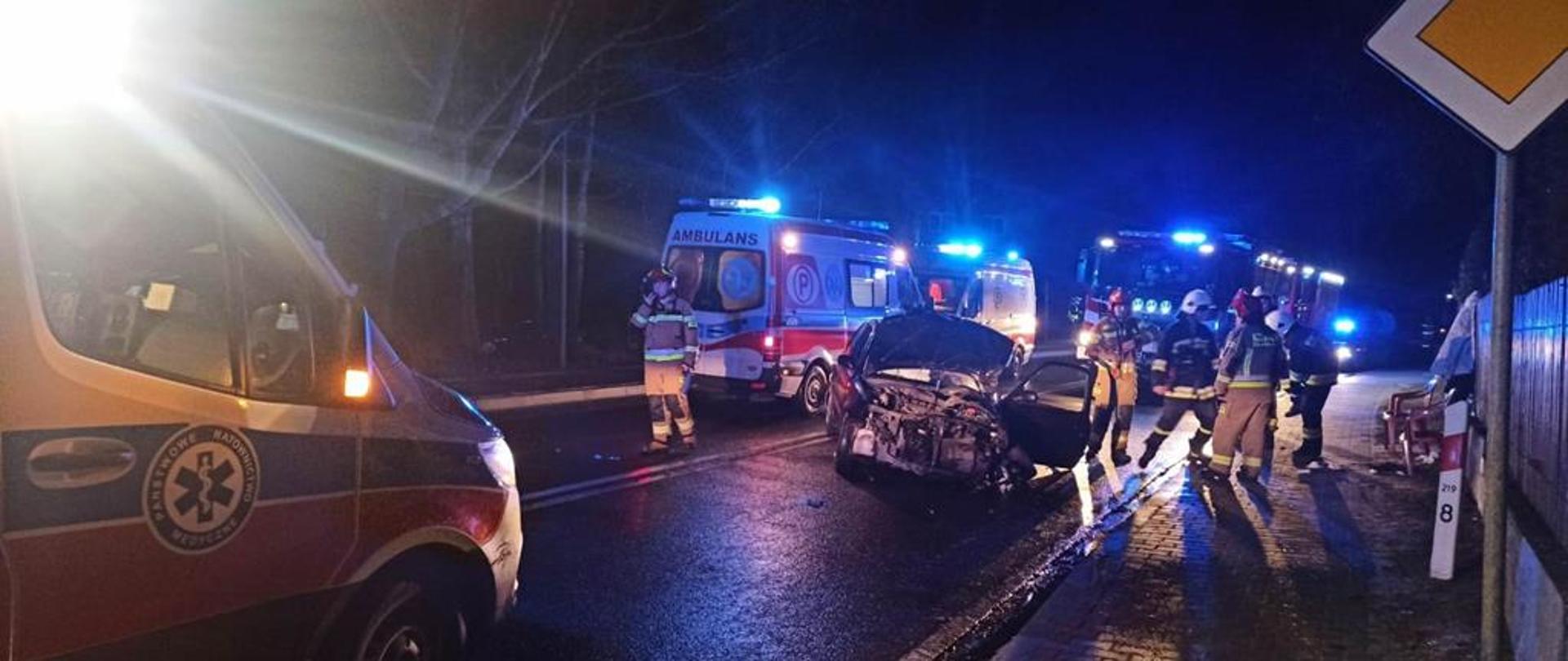 Działania ratownicze podczas wypadku w miejscowości Osiek na drodze krajowej DK 79