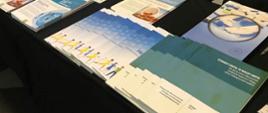 broszury rozłożone na stole związane z tematem konferencji