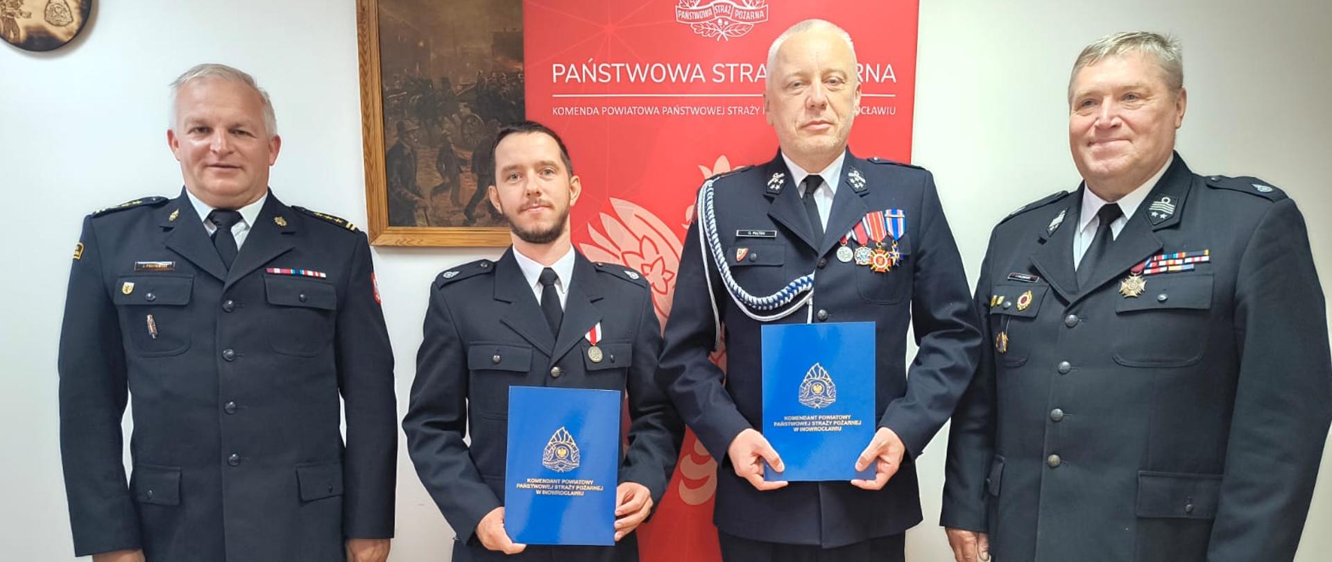 Od lewej Komendant Powiatowy Państwowej Straży Pożarnej w Inowrocławiu st. bryg. Politowski Jakub, dh. Czarnolewski Jacek, dh. Piątek Grzegorz oraz Prezes Zarządu Oddziału Powiatowego Związku Ochotniczych Straży Pożarnych Rzeczypospolitej Polskiej w Inowrocławiu dh. Jarosław Kaczmarek