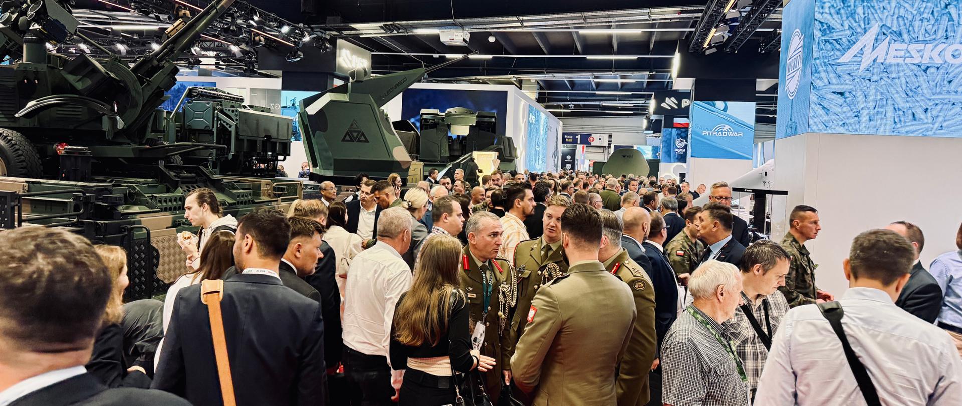Tłum zwiedzających Międzynarodowy Salon Przemysłu Obronnego w Kilecach
