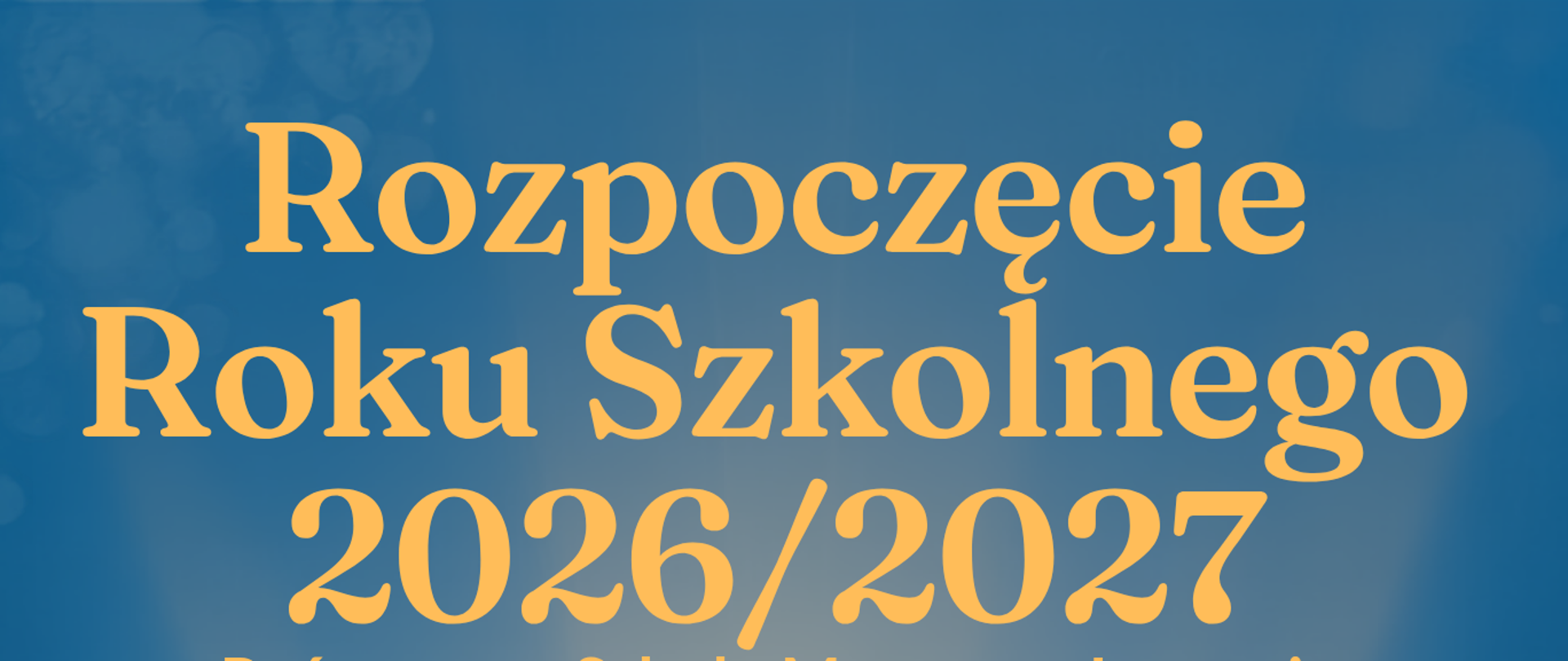 Plakat w kolorze niebiesko pomarańczowym. Na górze napis rozpoczęcie roku szkolnego 2026/2027 Państwowa Szkoła Muzyczna I stopnia im. Witolda Lutosławskiego zaprasza! na środku dzieci z instrumentami. Na dole napis 1 września 2026 r. Sala bankietowa BARBÓRKA
