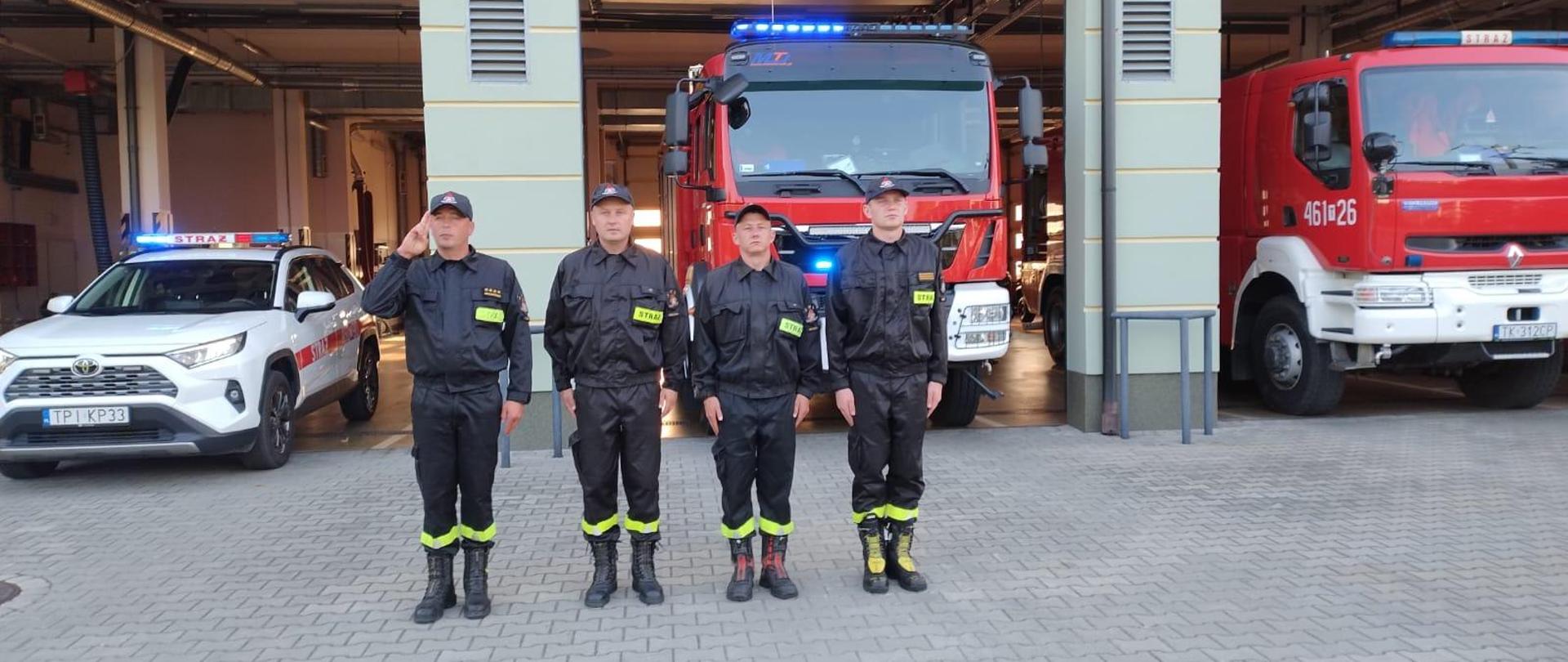 Strażacy z KP PSP w Pińczowie podczas uczczenia kolegów strażaków z KM PSP w Poznaniu.