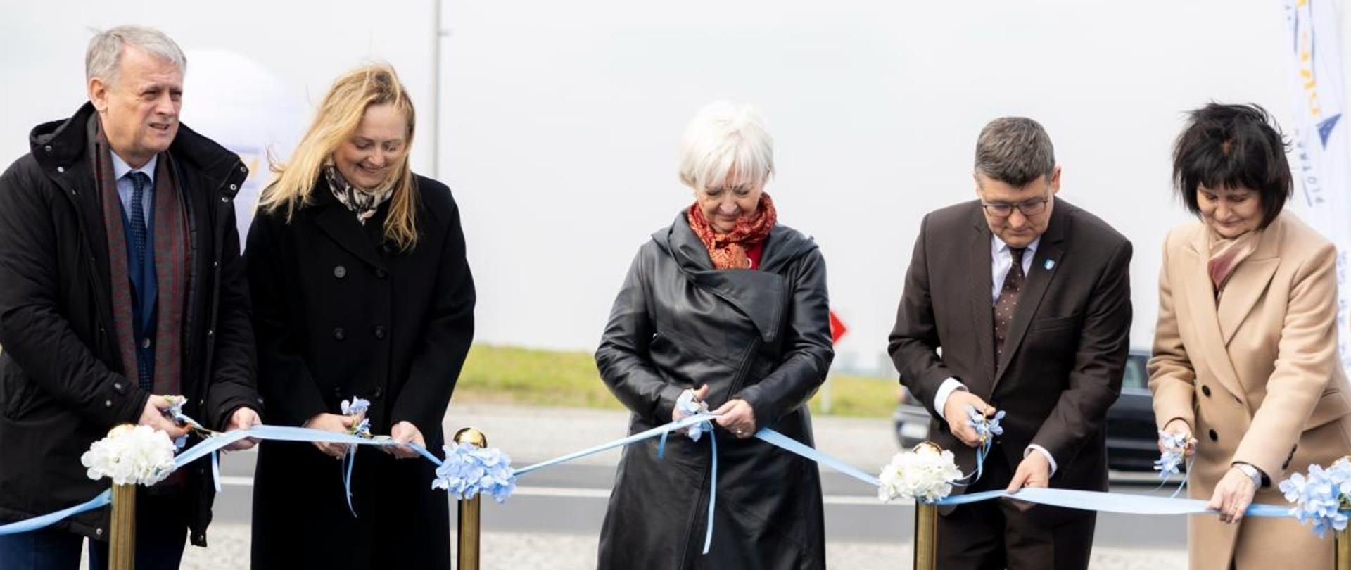 Od lewej: Jacek Sokalski, radny Sejmiku Województwa Łódzkiego, marszałek województwa Joanna Skrzydlewska, wojewoda łódzki Dorota Ryl, burmistrz Rzgowa Mateusz Kamiński, wicestarosta powiatu łódzkiego wschodniego Ewa Gładysz. 