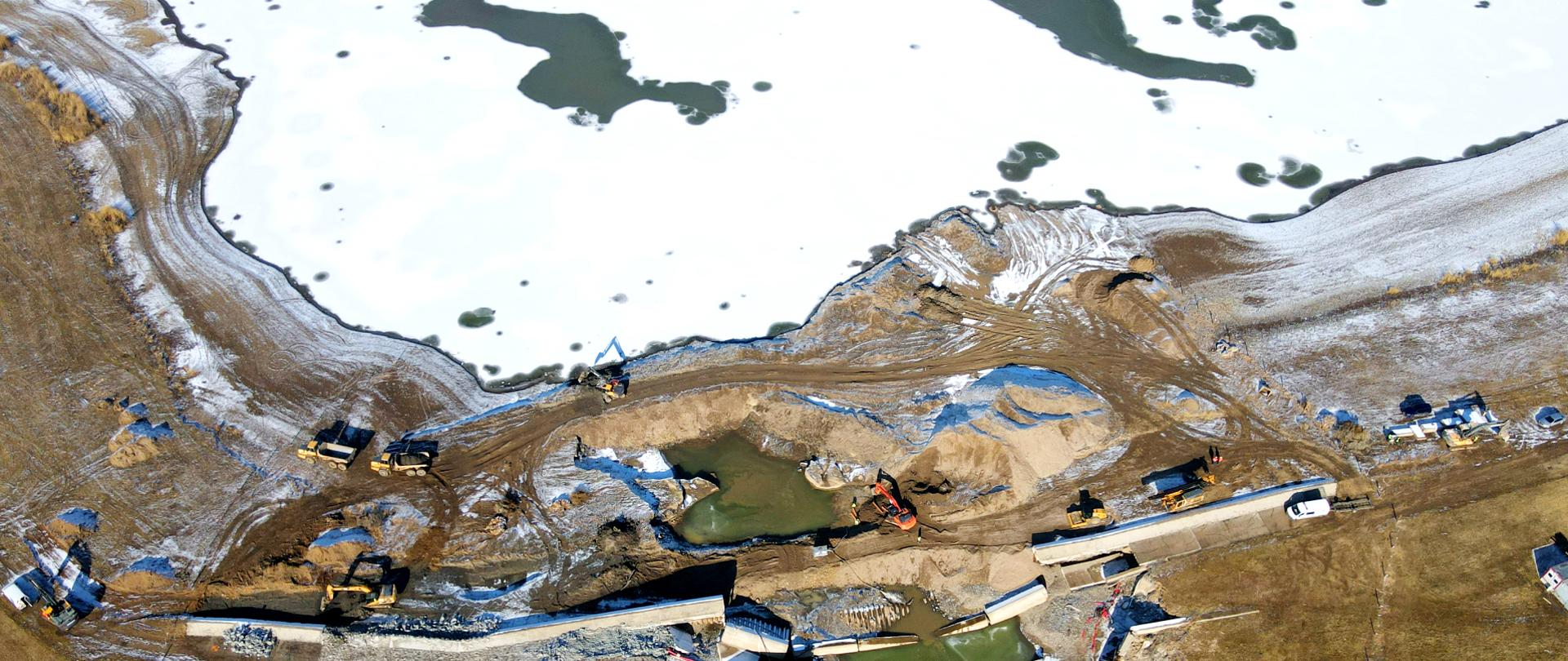 Zabezpieczanie zbiornika wodnego Topola na Nysie Kłodzkiej.