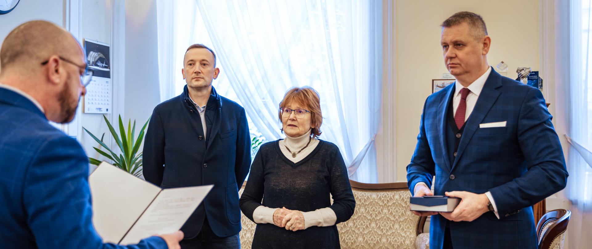 Na zdjęciu widać kobietę i mężczyzn