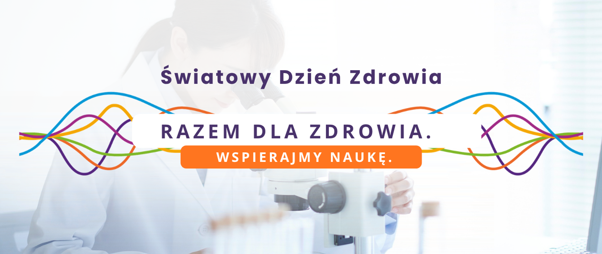 Na zdjęciu kobieta naukowiec patrzy przez mikroskop