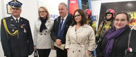 Na zdjęciu komendant miejski oraz zaproszeni goście w obserwujący ćwiczenia w komorze dymowej