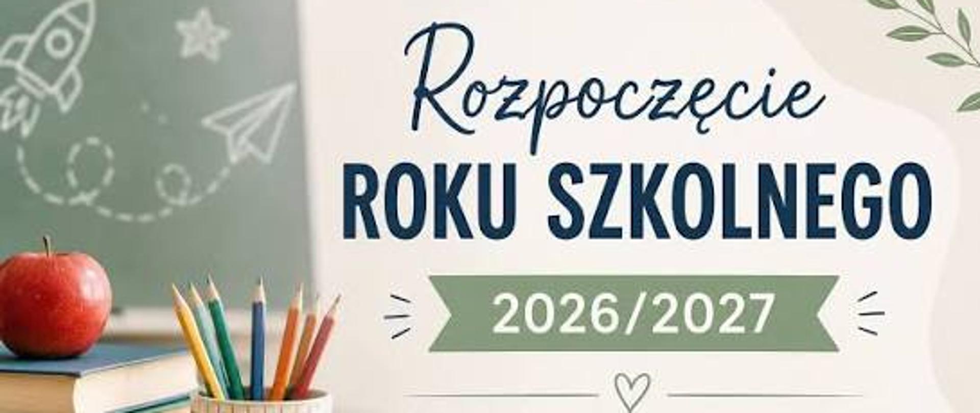 Plakat z napisem informującym o rozpoczęciu roku szkolnego 2026/2027 - na plakacie po lewej stronie znajduje się kubek z kolorowymi kredkami, 3 książki, na książkach leży czerwone jabłko, w tle jest tablica na której namalowano białą kredą rakietę, gwiazdkę 