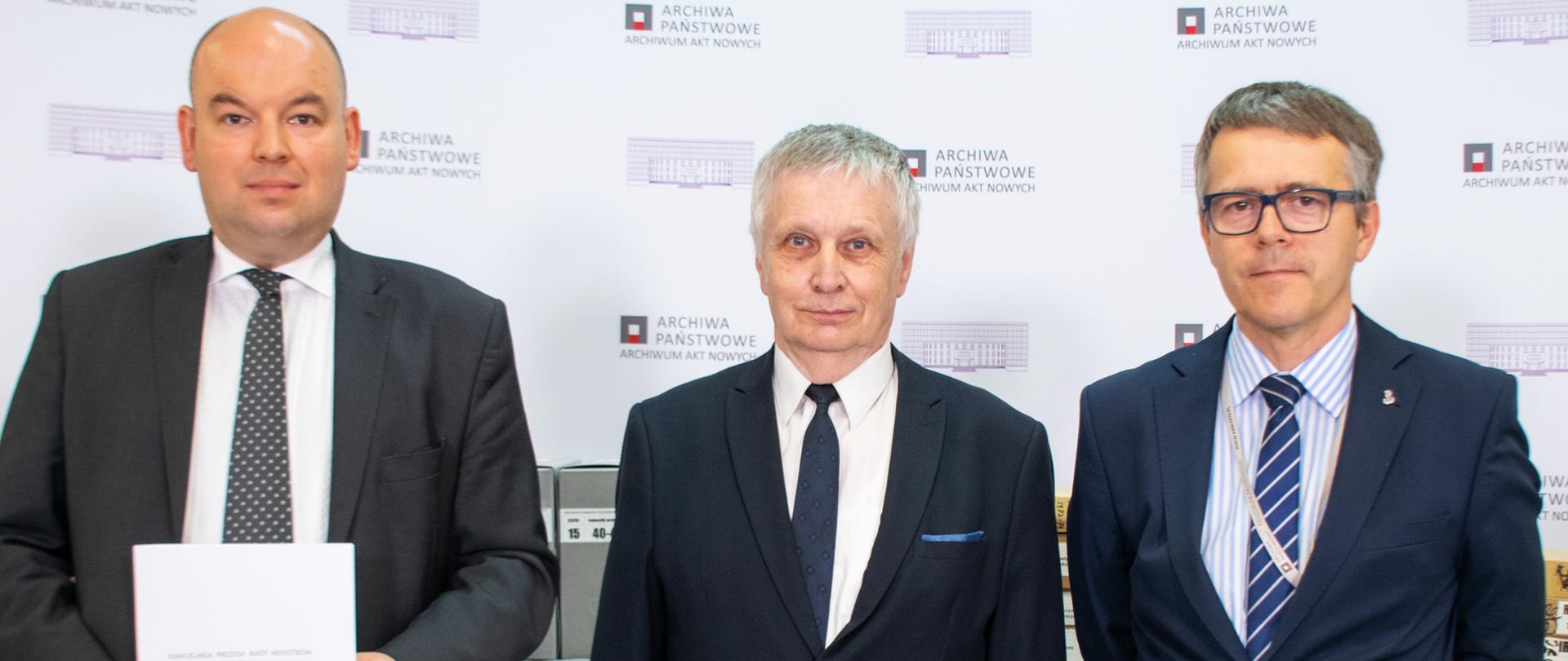 Minister Jan Dziedziczak Pełnomocnik Rządu do spraw Polonii i Polaków za Granicą, Jacek Gancarnson przedstawiciel Kongresu Polaków w Szwecji oraz Mariusz Olczak Dyrektor Archiwum Akt Nowych 