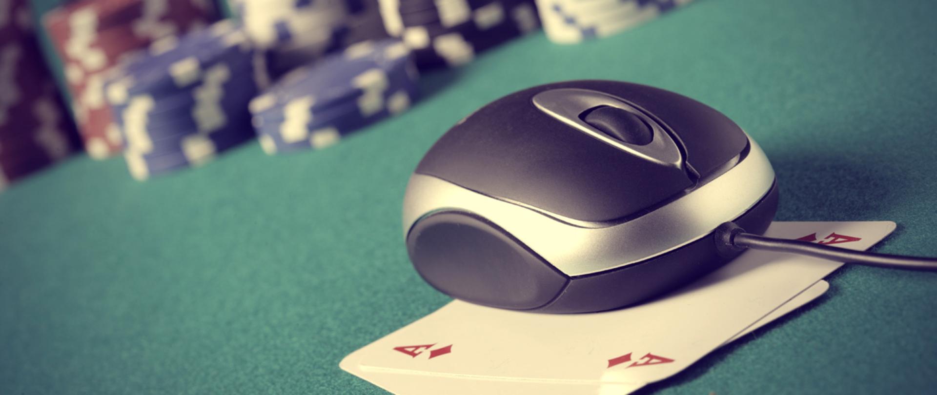 Myszka komputerowa leży na kartach z tyłu żetony do gry