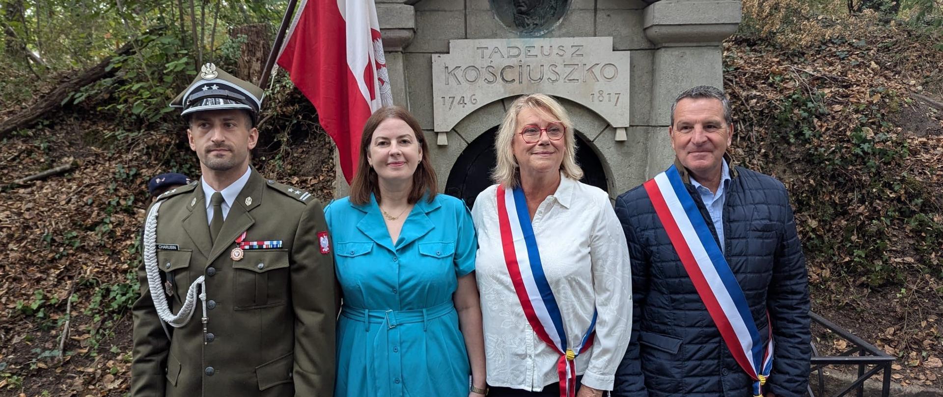 Cztery osoby stoją i pozują do zdjęcia.