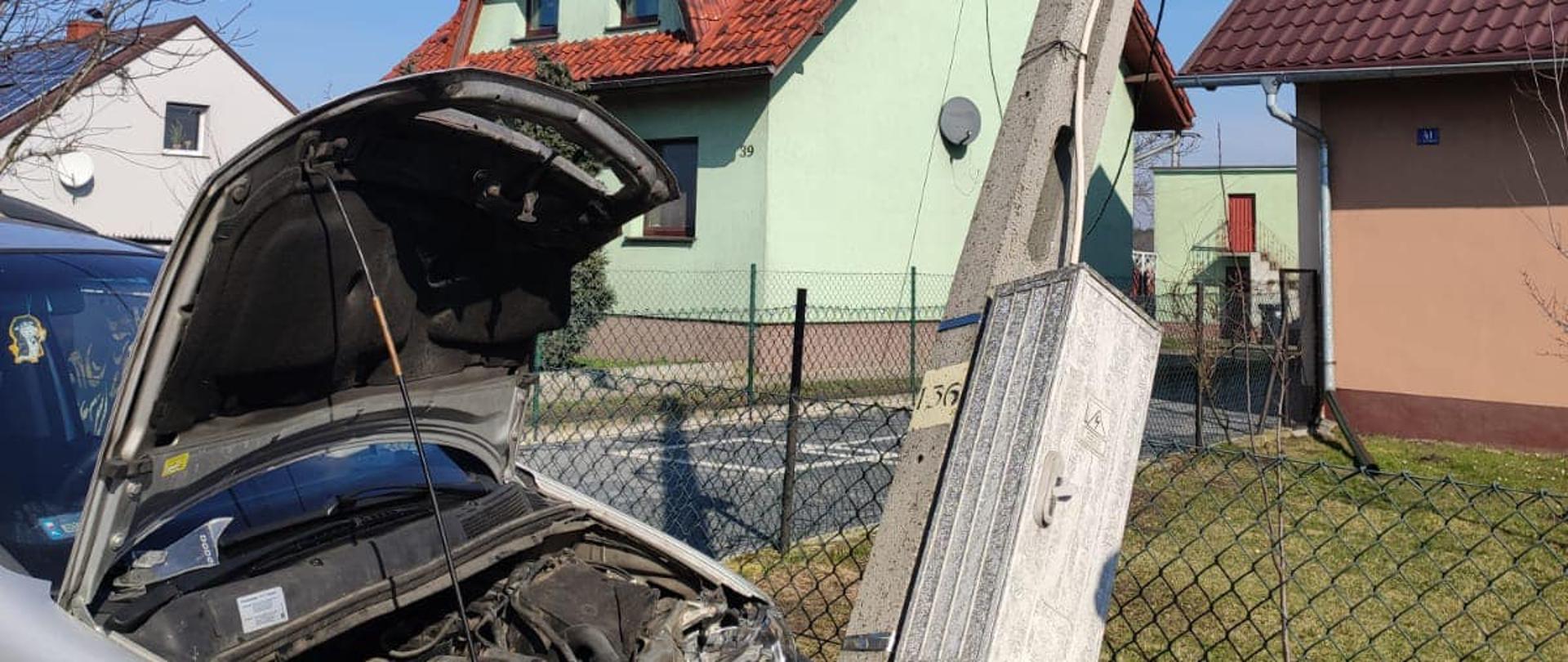 Na zdjęciu znajduje się pojazd, który uderzył w słup energetyczny