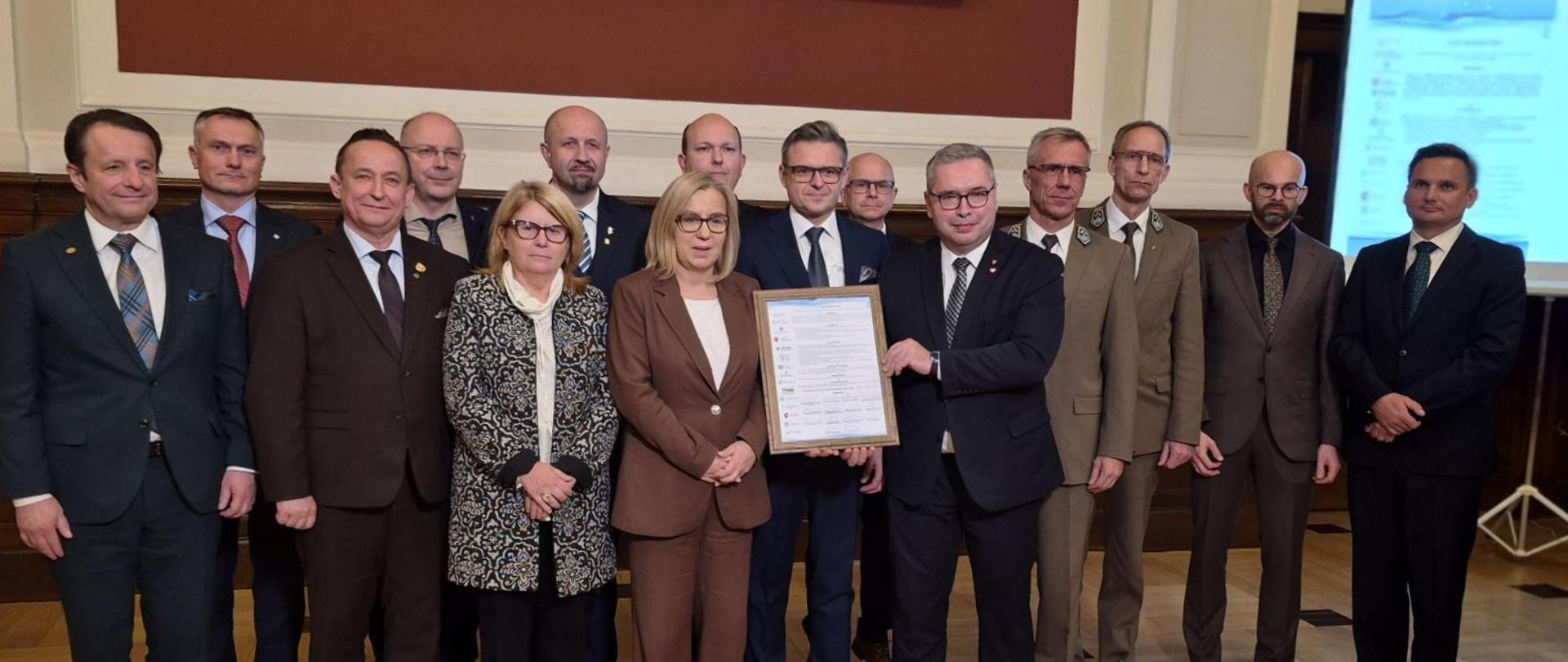 Ministra klimatu i środowiska Paulina Hennig-Kloska podczas uroczystości podpisania listu intencyjnego na rzecz poprawy retencji i bezpieczeństwa wodnego w Wielkopolsce 